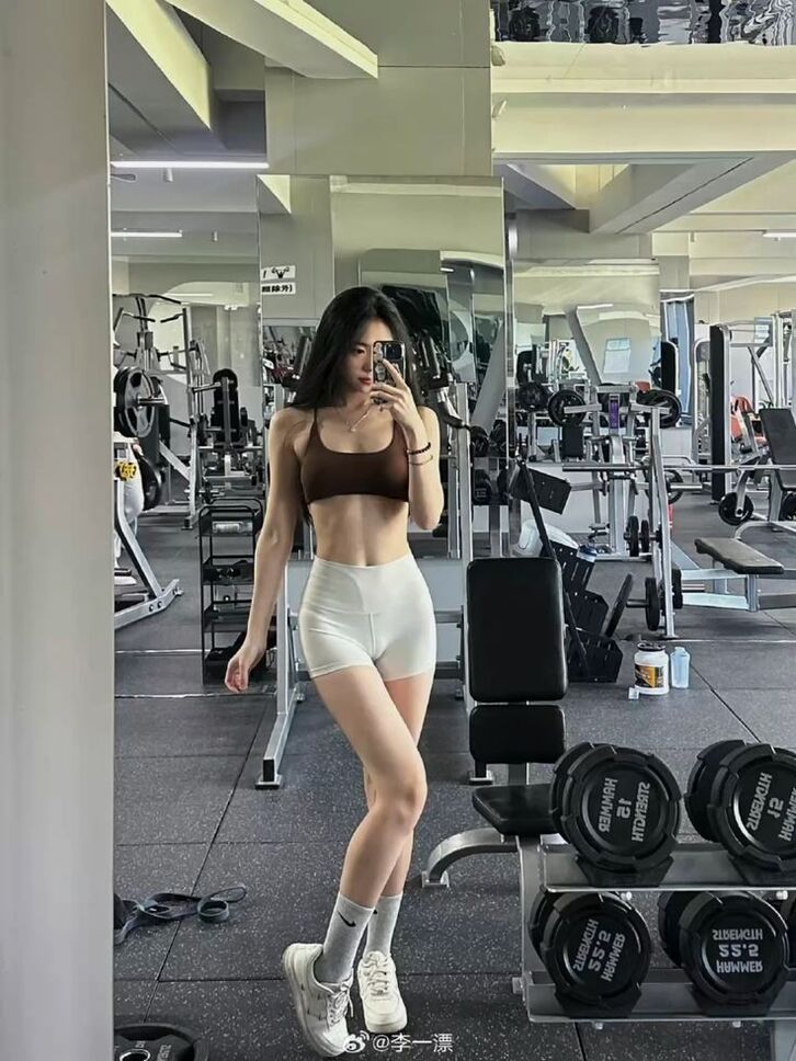 Gái xinh dáng đẹp tập gym, body hot vú to đẹp trong bộ đồ tập quyến rũ