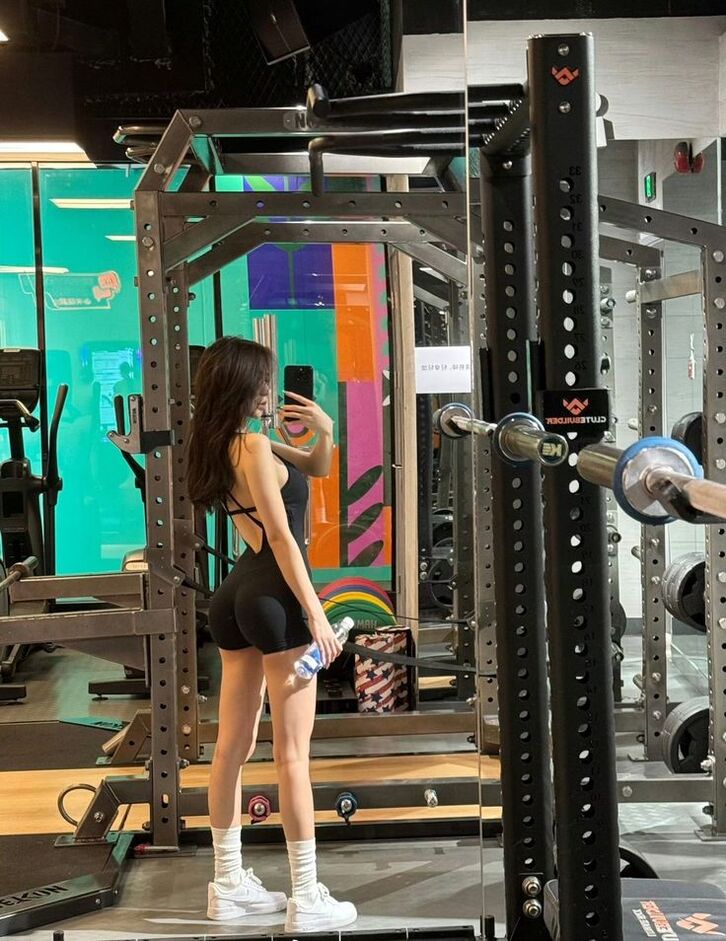 Gymer nữ gái xinh mặc đồ tập gym ôm sát, khoe vóc dáng đẹp