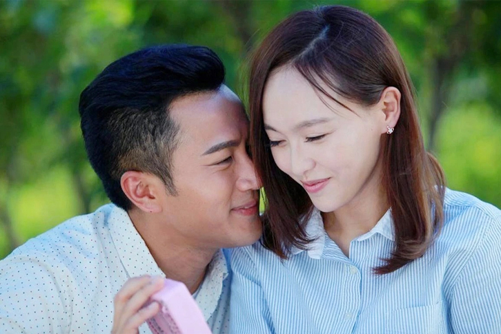 Vợ chồng cùng nhau tâm sự nhỏ nhẹ để tạo cảm giác gần gũi