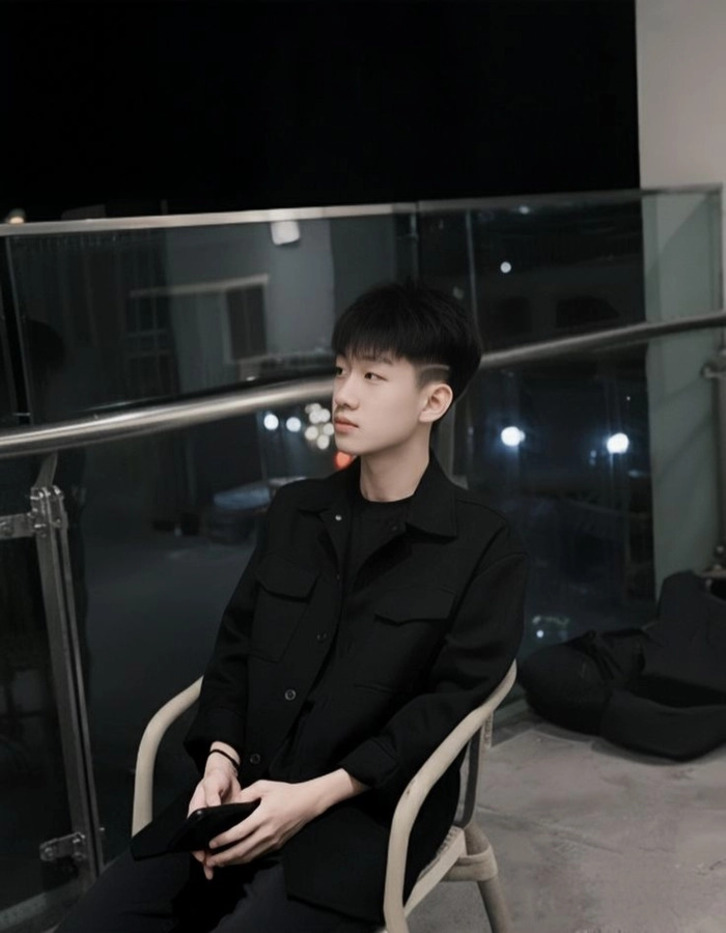 Ảnh nam 2k10 cute ngồi ngắm đường phố cool ngầu