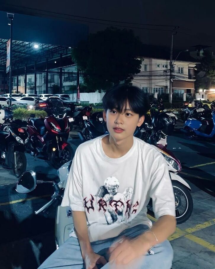 Ảnh con trai 2k10 đẹp mặc áo trắng, vẻ ngoài sạch sẽ dễ thương