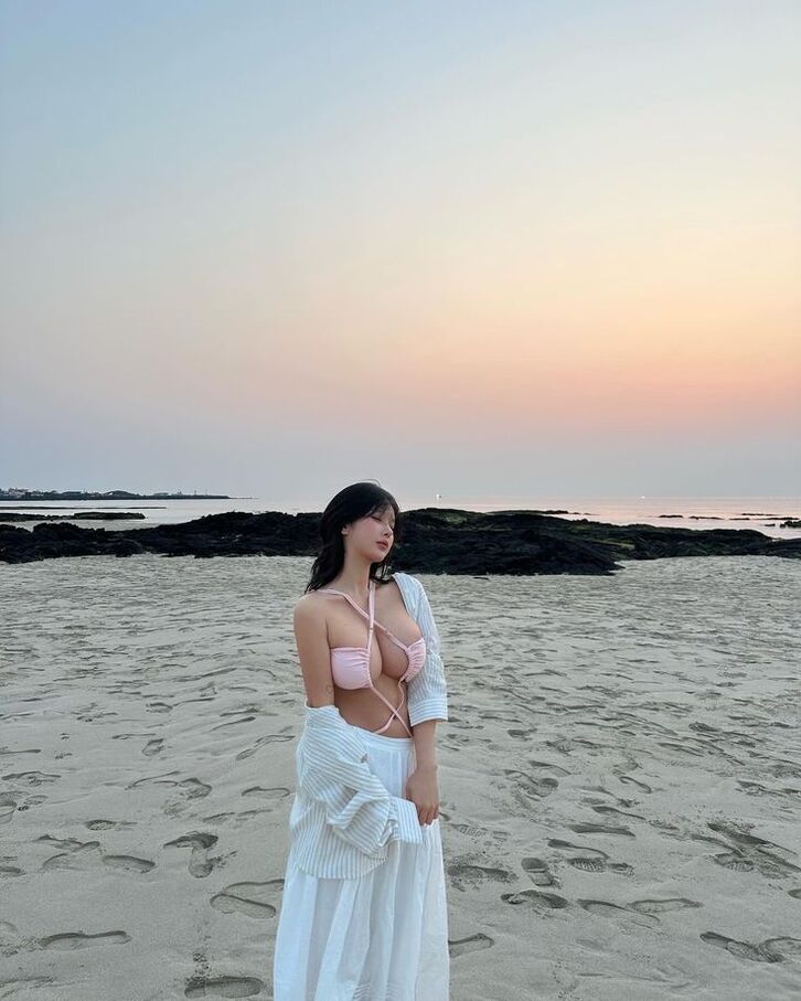 Gái xinh mặc bikini đi biển, thân hình nóng bỏng trên bãi cát