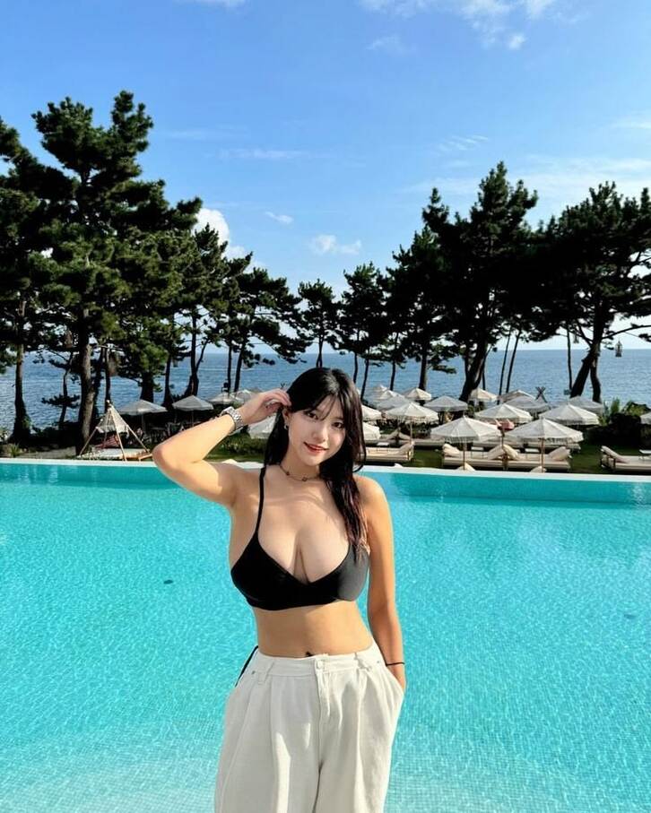 Ảnh gái xinh bikini biển, pose sexy dưới nắng vàng