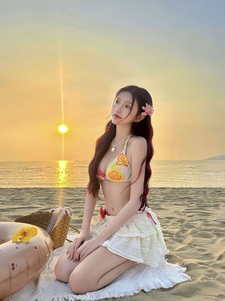 Gái xinh bikini Việt Nam ngắm chiều hoàng hôn trên bãi biển