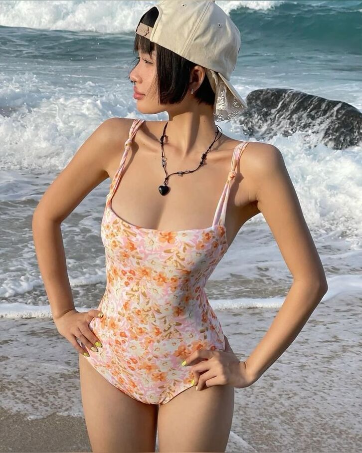 Gái xinh mặc bikini màu nude khoe trọn đường cong