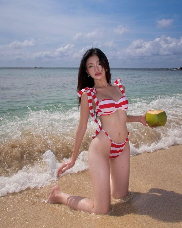 Học ảnh mạng cách các cô gái tạo dáng sexy mà không phản cảm