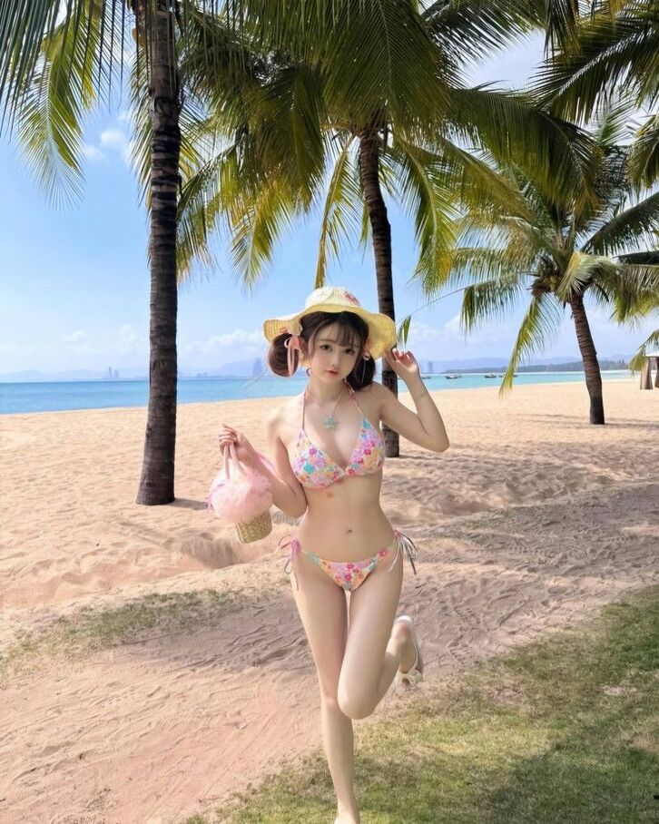 Nữ sinh mặc bikini 18+ tung tăng trên bờ biển