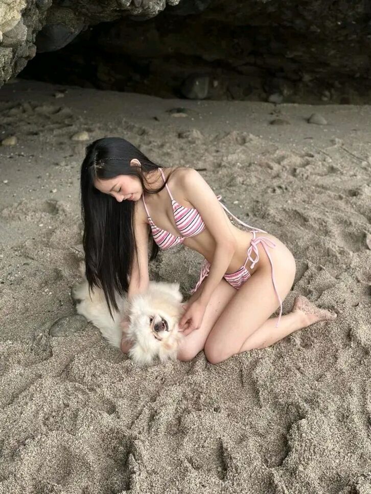 Cô gái mặc bikini đi biển với phong thái rạng rỡ