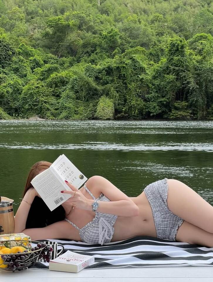 Ngắm loạt ảnh gái xinh mặc bikini đi biển đầy quyến rũ với nhan sắc rạng rỡ đón hè 15 Cô gái xinh đẹp mặc bikini thả dáng trên bãi biển