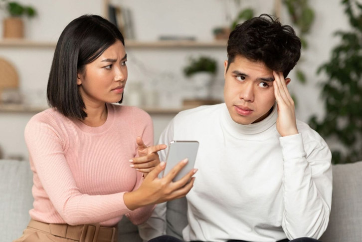 Red flag trong tình yêu là gì? Nhận biết sớm dấu hiệu độc hại để bảo vệ chính mình 2 Kiểm soát và ghen tuông là dấu hiệu redflag trong tình cảm